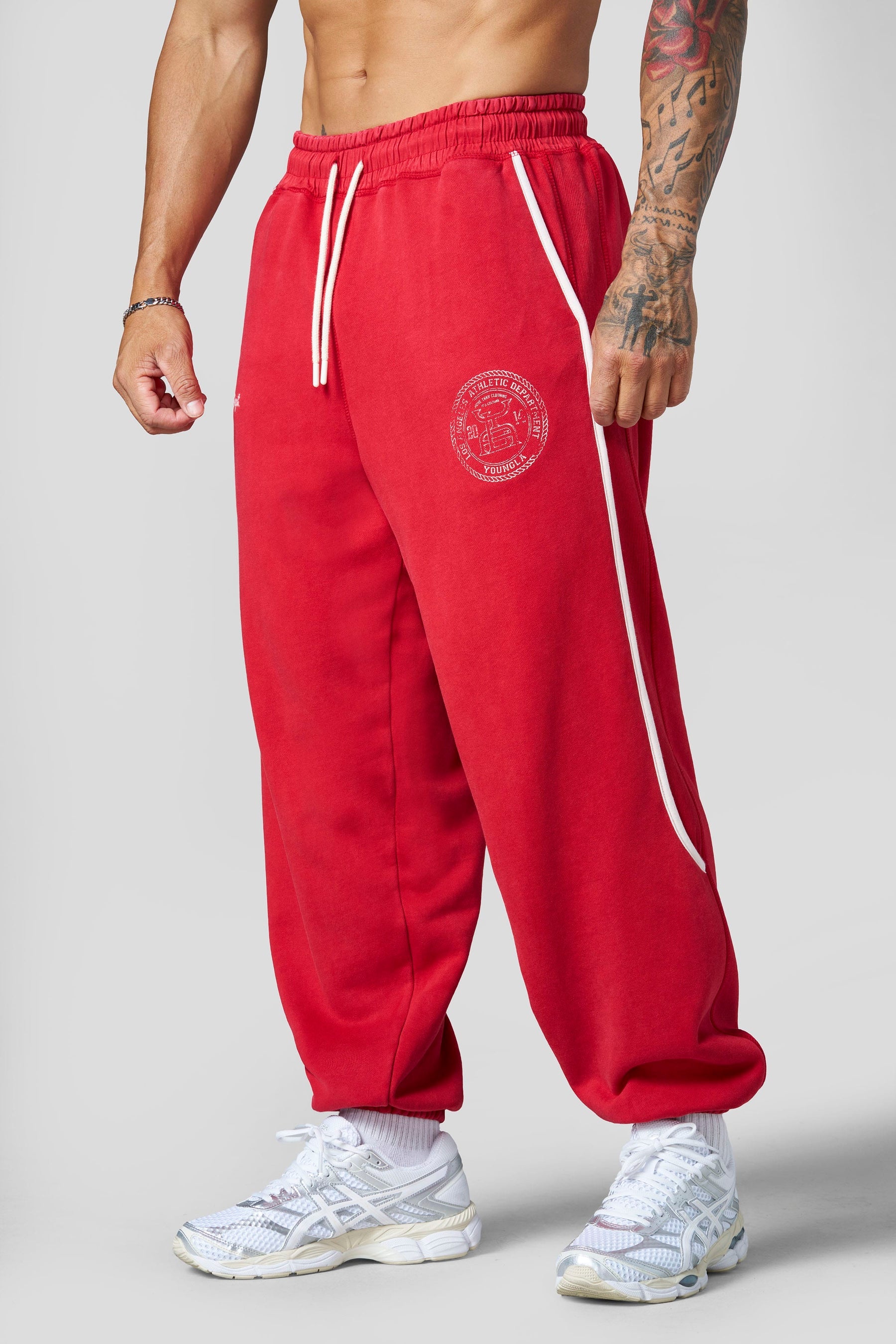 Pantalones deportivos con ribetes de la época dorada